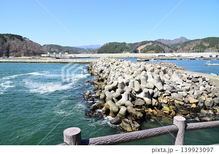 山王岩遊歩道から見える防潮堤とテトラポットの山 山王岩遊歩道から見える防潮堤とテトラポットの山 139923097