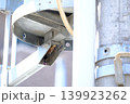 電信柱のトランスにある小さな穴で子育てをする都会のすずめ 139923262