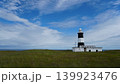 青空の草原と灯台（北海道能取岬灯台）左空き 139923476