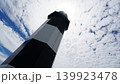 空に向かってそびえ立つ灯台（北海道の能取岬灯台） 139923478