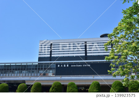 青空の下のJR新大阪駅 139923575