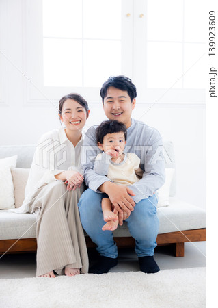 リビングで遊ぶ赤ちゃんと両親 139923609