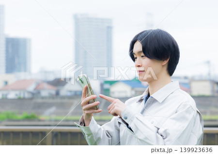 スマホを見る作業員 139923636