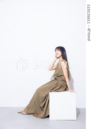 カーキのワンピースの女性 139923833