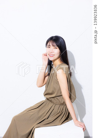 カーキのワンピースの女性 カーキのワンピースの女性 139923836
