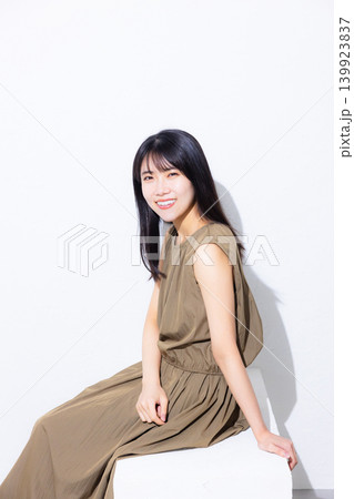カーキのワンピースの女性 139923837