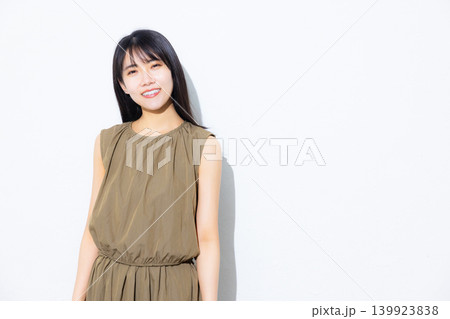 カーキのワンピースの女性 139923838