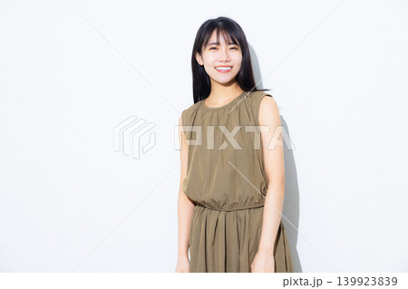 カーキのワンピースの女性 139923839