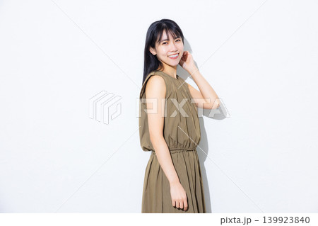 カーキのワンピースの女性 139923840