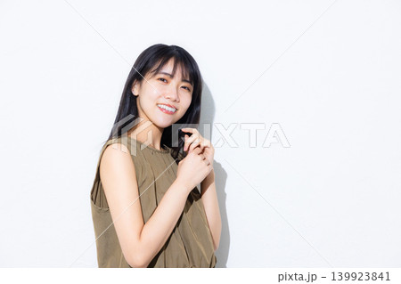 カーキのワンピースの女性 139923841