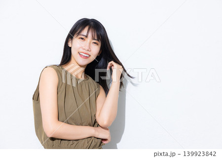 カーキのワンピースの女性 カーキのワンピースの女性 139923842