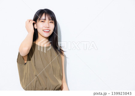 カーキのワンピースの女性 139923843