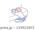 座って夢中でスマホを操作する男の子のイラスト素材 139923855