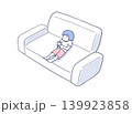 ソファに座ってゲームをしている女の子のイラスト素材 139923858
