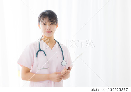 白衣の若い女性看護師 白衣の若い女性看護師 139923877