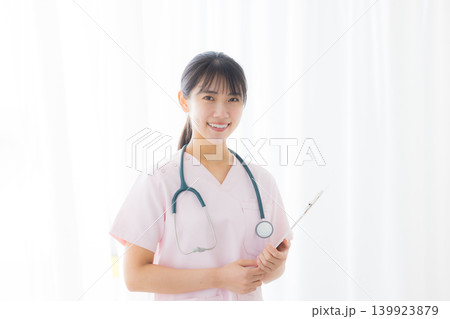 白衣の若い女性看護師 139923879