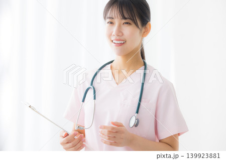 白衣の若い女性看護師 白衣の若い女性看護師 139923881