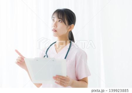白衣の若い女性看護師 白衣の若い女性看護師 139923885
