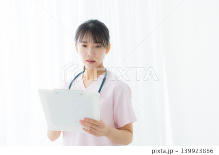 白衣の若い女性看護師 白衣の若い女性看護師 139923886