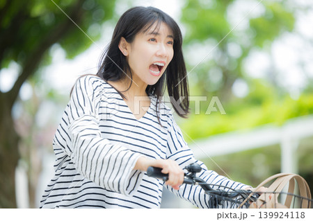 自転車に乗る女性 自転車に乗る女性 139924118