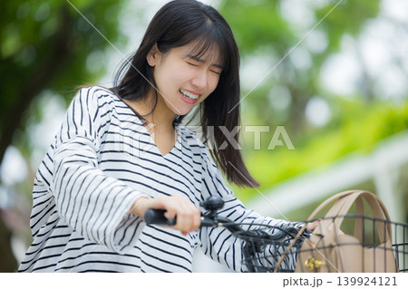 自転車に乗る女性 自転車に乗る女性 139924121