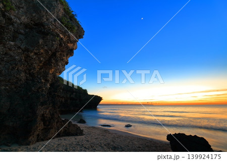 【沖縄県】砂山ビーチの夕焼け(宮古島) 【沖縄県】砂山ビーチの夕焼け(宮古島) 139924175