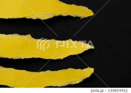 黒背景に破れた黄色の画用紙 黒背景に破れた黄色の画用紙 139924452