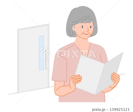 病院で健康診断の結果表を見るシニア女性 139925121