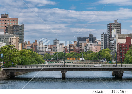 広島市の川辺の風景 栄橋から見た広島市の風景 広島市の川辺の風景 栄橋から見た広島市の風景 139925652