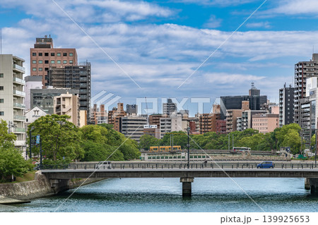 広島市の川辺の風景　栄橋から見た広島市の風景 139925653
