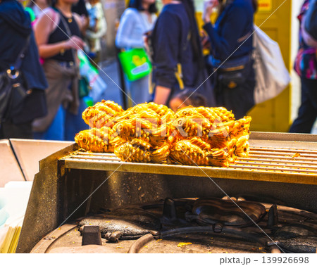 ソウル 明洞の屋台グルメ 鮒パン(韓国風たい焼き) ソウル 明洞の屋台グルメ 鮒パン(韓国風たい焼き) 139926698