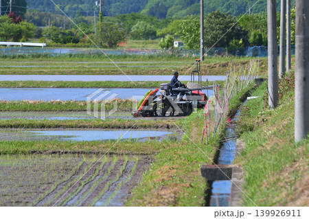 農業 田植え機 田植え 男性 農業 田植え機 田植え 男性 139926911