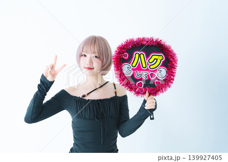 推し活うちわを持つハイトーンショートボブヘアの女性 推し活うちわを持つハイトーンショートボブヘアの女性 139927405
