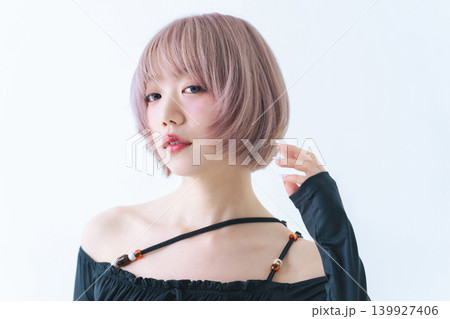 ハイトーンショートボブヘアの女性の美容・ファッションイメージ ハイトーンショートボブヘアの女性の美容・ファッションイメージ 139927406