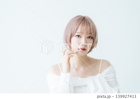 ハイトーンショートボブヘアの女性の美容・ファッションイメージ ハイトーンショートボブヘアの女性の美容・ファッションイメージ 139927411