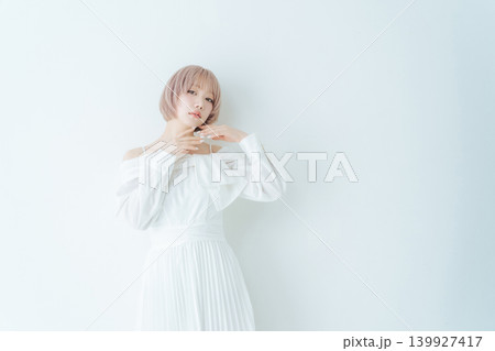 ハイトーンショートボブヘアの女性の美容・ファッションイメージ ハイトーンショートボブヘアの女性の美容・ファッションイメージ 139927417