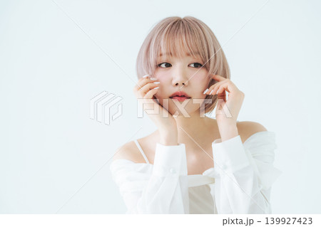 ハイトーンショートボブヘアの女性の美容・ファッションイメージ ハイトーンショートボブヘアの女性の美容・ファッションイメージ 139927423