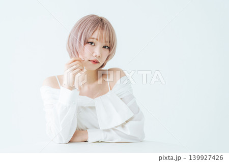 ハイトーンショートボブヘアの女性の美容・ファッションイメージ ハイトーンショートボブヘアの女性の美容・ファッションイメージ 139927426