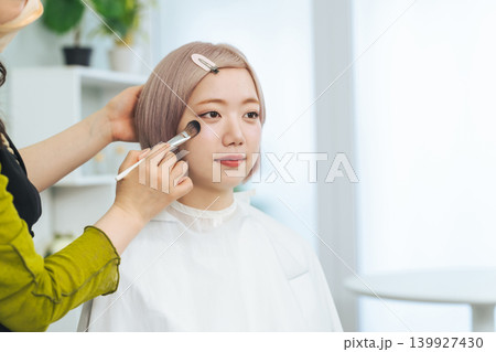 メイクしてもらうハイトーンヘアの女性 139927430