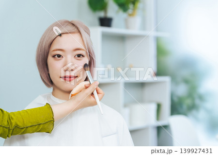 メイクしてもらうハイトーンヘアの女性 メイクしてもらうハイトーンヘアの女性 139927431