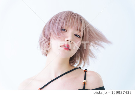 ハイトーンショートボブヘアの女性の美容・ファッションイメージ ハイトーンショートボブヘアの女性の美容・ファッションイメージ 139927435