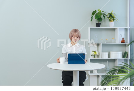 タブレットPCを見るハイトーンヘアの女性 タブレットPCを見るハイトーンヘアの女性 139927443