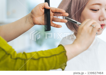 ヘアカットしてもらうハイトーンヘアの女性 139927464