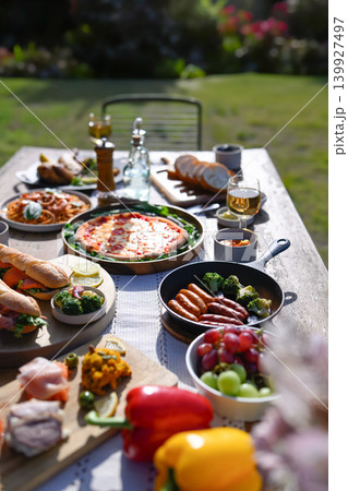 屋外での食事風景 139927497