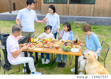 家族と犬のバーベキュー 139927557