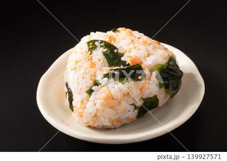 おにぎり(鮭 わかめ) おにぎり(鮭 わかめ) 139927571