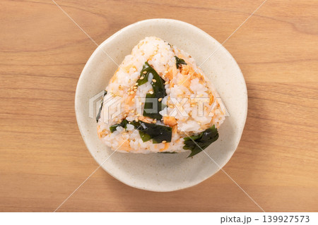 おにぎり（鮭　わかめ） 139927573