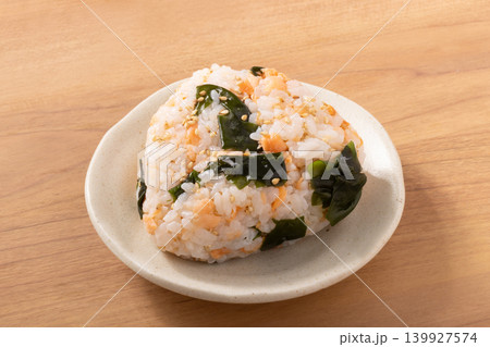 おにぎり(鮭 わかめ) おにぎり(鮭 わかめ) 139927574