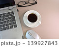 ノートパソコンとコーヒー、メガネを真上から見た在宅ワーク風景（横長） 139927843