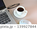 ノートパソコンとコーヒー、メガネがある在宅ワーク風景（横長） 139927844